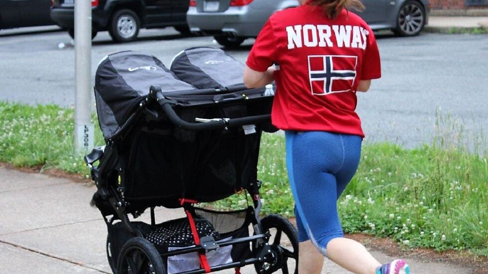 Ida Kristine Seppola løpende med dobbelvogn i USA. (Foto: Privat)