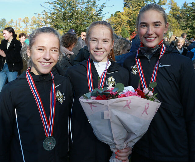 Pallen med 3 x Runar-jenter på toppen. (Foto: Kjell Vigestad)