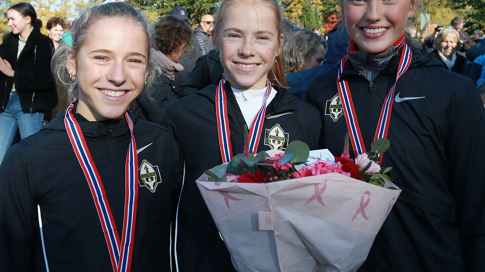 Pallen med 3 x Runar-jenter på toppen. (Foto: Kjell Vigestad)