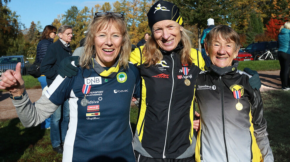 Spreke voksne damer. Tove Alm med sølv i K65, Ingunn Ytrehus med gull i K65 og Mariann Stenbakk med gull i K75. (Foto: Kjell Vigestad)