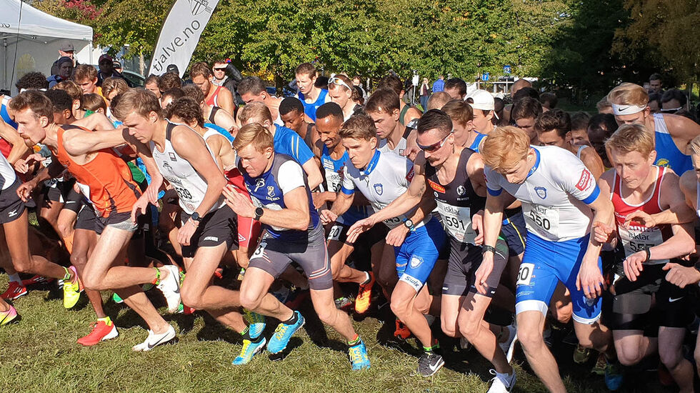 Fra starten til herreklassen i 2019, da oppgjøret ble mellom Didrik Tønseth og Henrik Ingebrigtsen. Ingen av de to stiller i år. (Foto: Runar Gilberg)