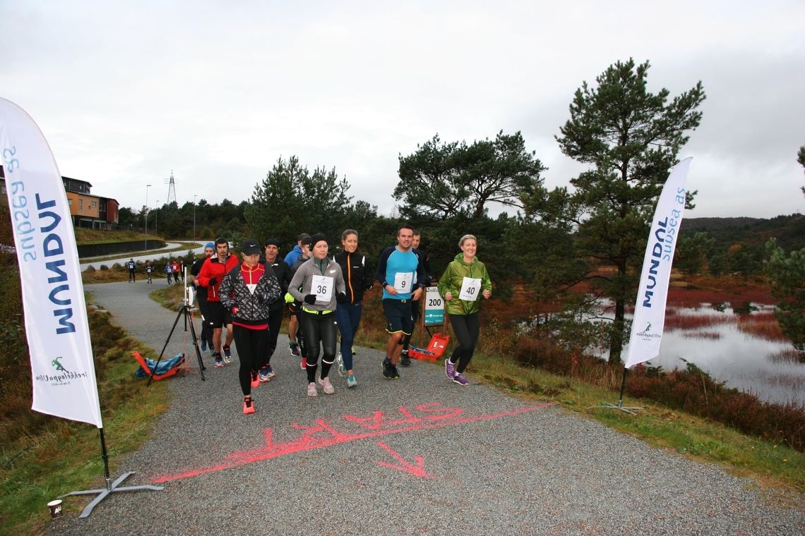 Løperne passerer start i løypa som gikk 4 ganger rundt Brekkeløypa - 12 ganger, altså 48 ganger totalt. (Arrangørfoto)