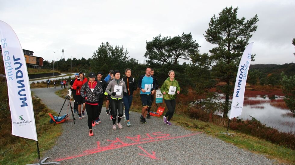 Løperne passerer start i løypa som gikk 4 ganger rundt Brekkeløypa - 12 ganger, altså 48 ganger totalt. (Arrangørfoto)