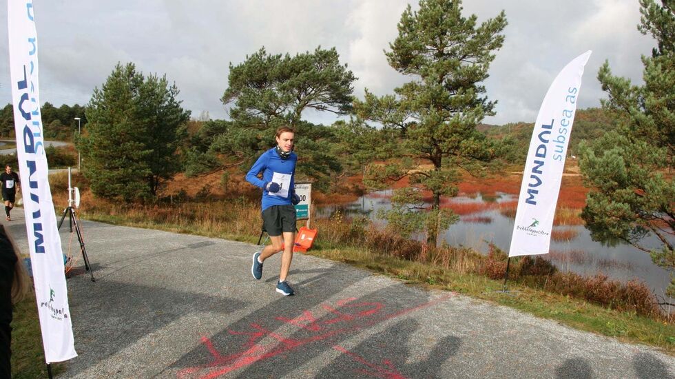Målstreken passeres fire ganger for hver omgang i Backyardløpet Brekkkeløypa Ultra. Bildet er fra fjorårets løp. (Foto: Arrangøren)