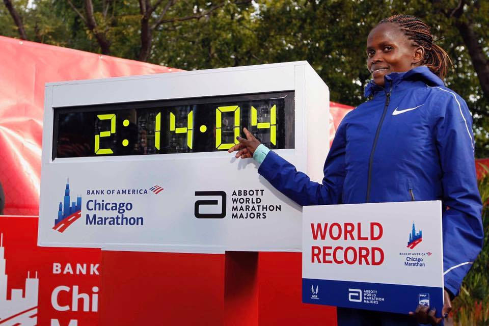 Kenyanske Brigid Kosgei kan stolt peke på den nye verdensrekordtida på maraton. (Foto: arrangøren)  