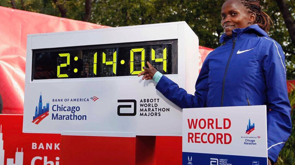 Kenyanske Brigid Kosgei kan stolt peke på den nye verdensrekordtida på maraton. (Foto: arrangøren)