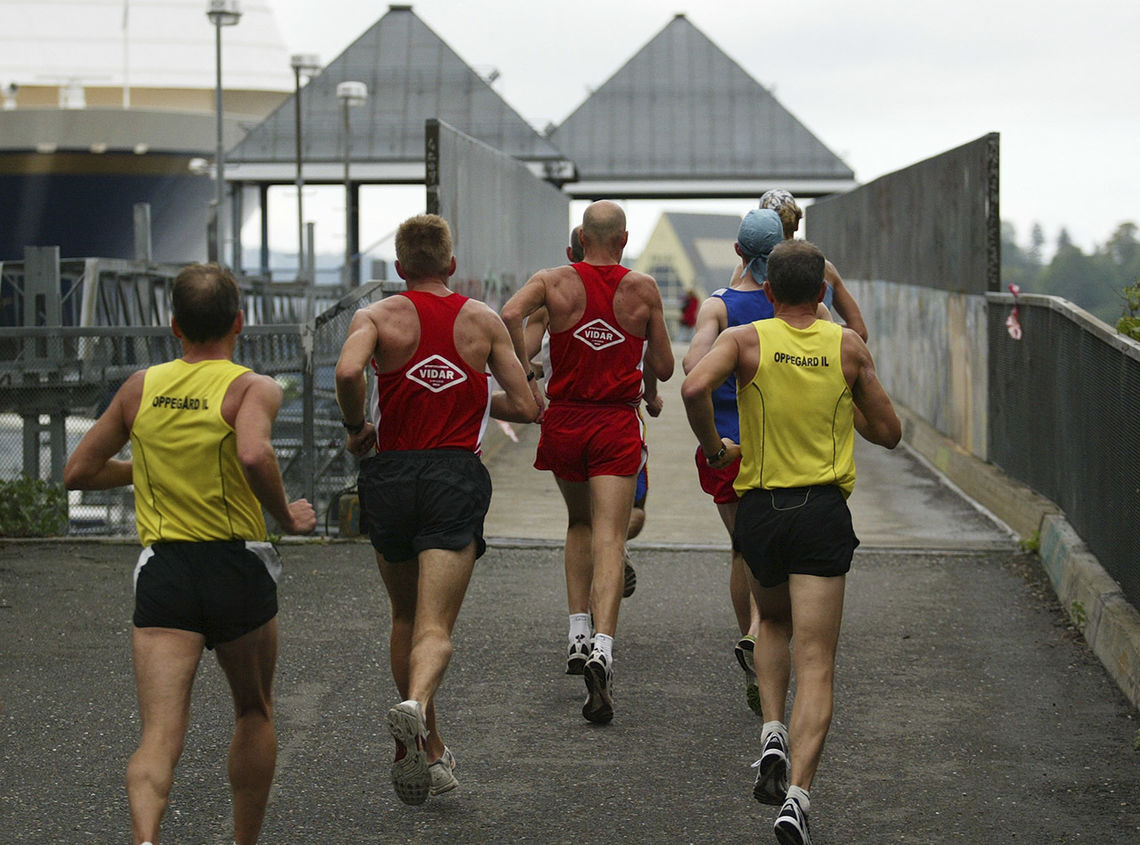 Oslo Maraton 2006: Ikkje så mange av konkurrentane visste at dei to løparane i midten hadde Renato Canova som trenar. (Foto: Kjell Vigestad) 