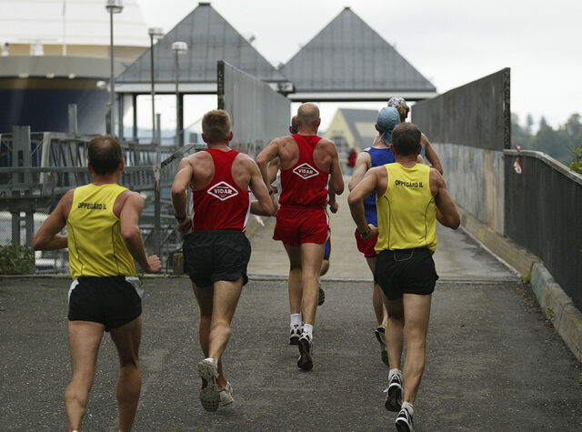 Oslo Maraton 2006: Ikkje så mange av konkurrentane visste at dei to løparane i midten hadde Renato Canova som trenar. (Foto: Kjell Vigestad)