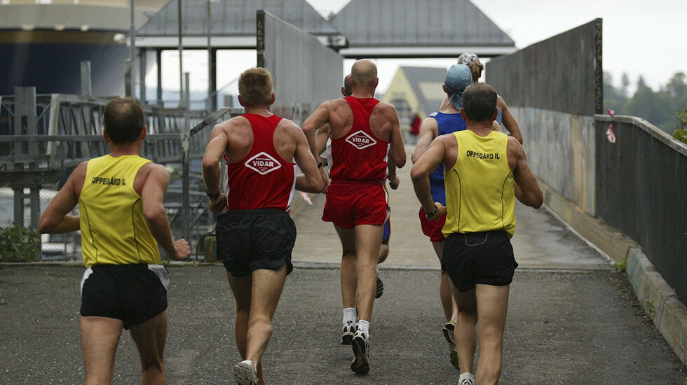 Oslo Maraton 2006: Ikkje så mange av konkurrentane visste at dei to løparane i midten hadde Renato Canova som trenar. (Foto: Kjell Vigestad)