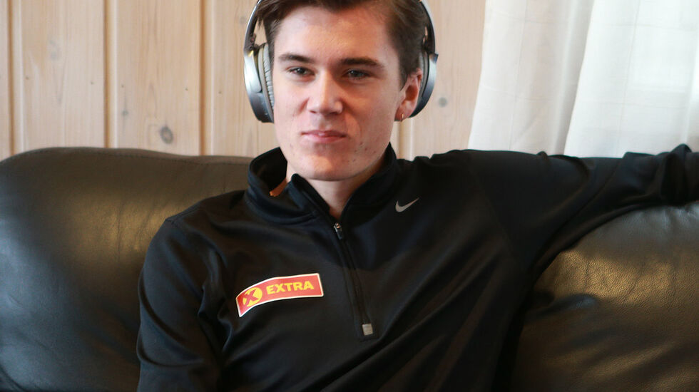 Jakob Ingebrigtsen slapper av før start i klubbhuset til Holeværingen. (Foto: Kjell Vigestad)