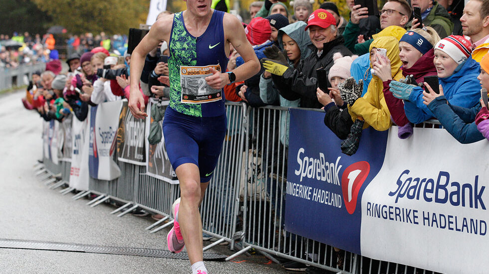 Jakob Ingebrigtsen spurter inn til seier og ny norsk rekord på 10 km gateløp. (Foto: Per Inge Østmoen)