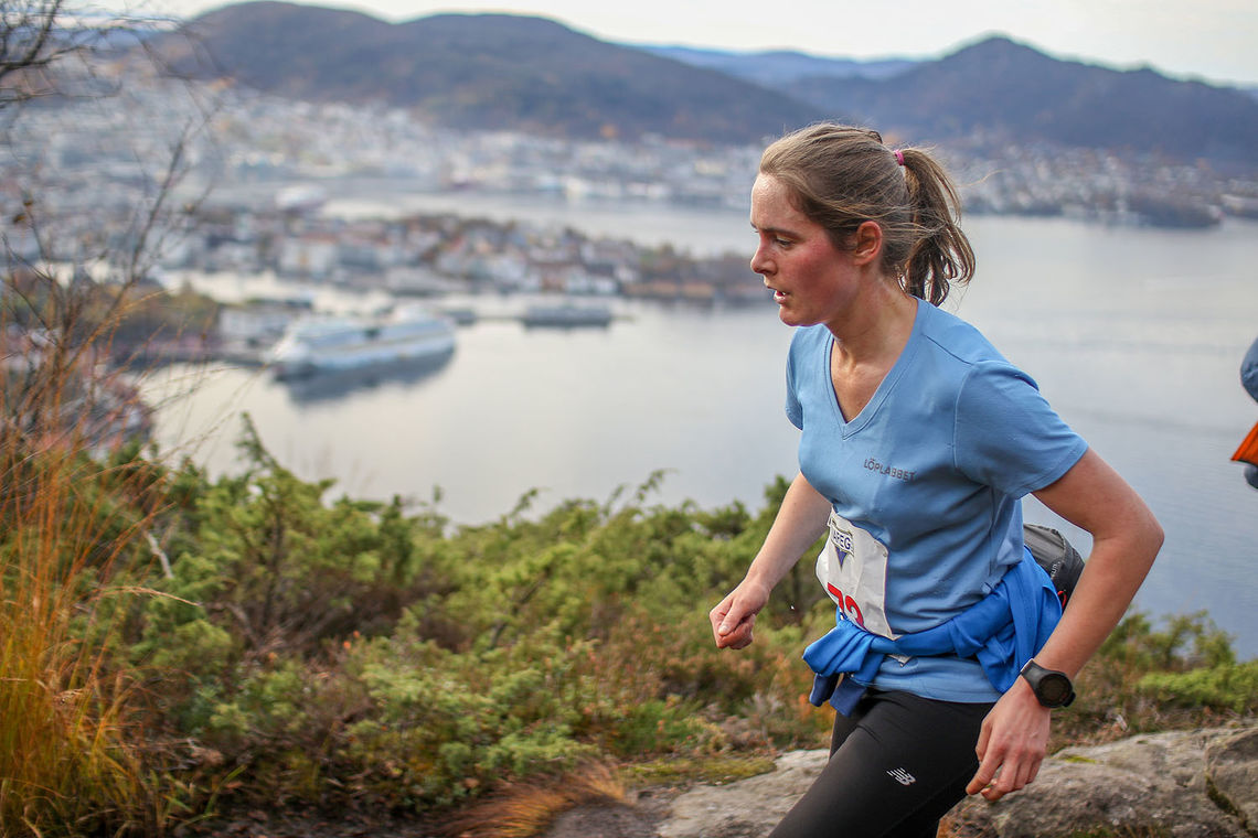 Charlotte Watson ble den raskeste kvinnen over Sandviksfjellet og opp til Blåmanen.