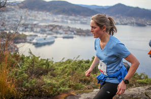 Charlotte Watson ble den raskeste kvinnen over Sandviksfjellet og opp til Blåmanen.