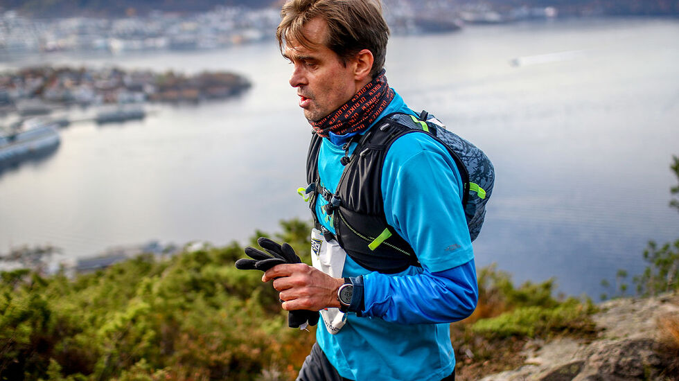 Odd Andre Byrknes har her kommet seg opp på Sandviksfjellet og skal fortsette mot Blåmanen