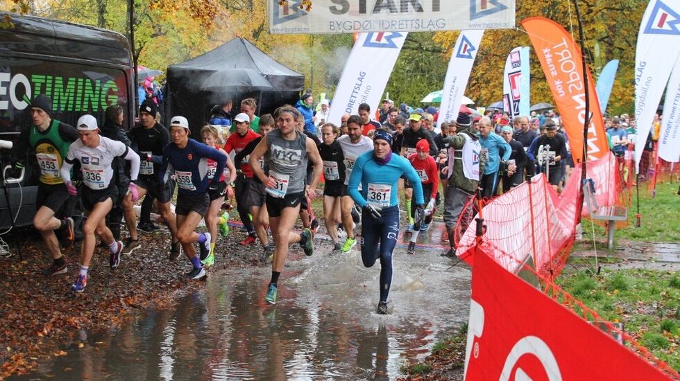 Alle distansene startet i bakkant av bassenget, der de også gikk i mål. Det ble en del plasking både der og andre steder i løpet. Bildet er fra starten på 10 km. (Foto: Olav Engen)