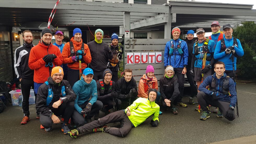 Deltagerne før start, med arrangør Kruke liggende foran og med vinneren Jon Asphjell som 5. mann fra venstre i bakre rekke. (Arrangørfoto)