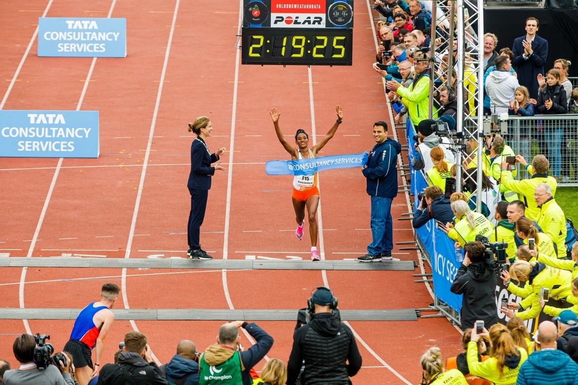 Degitu Azimeraw fra Etiopia debuterte på maraton med seier i Amsterdam. (Foto: TSC Amsterdam Marathon)