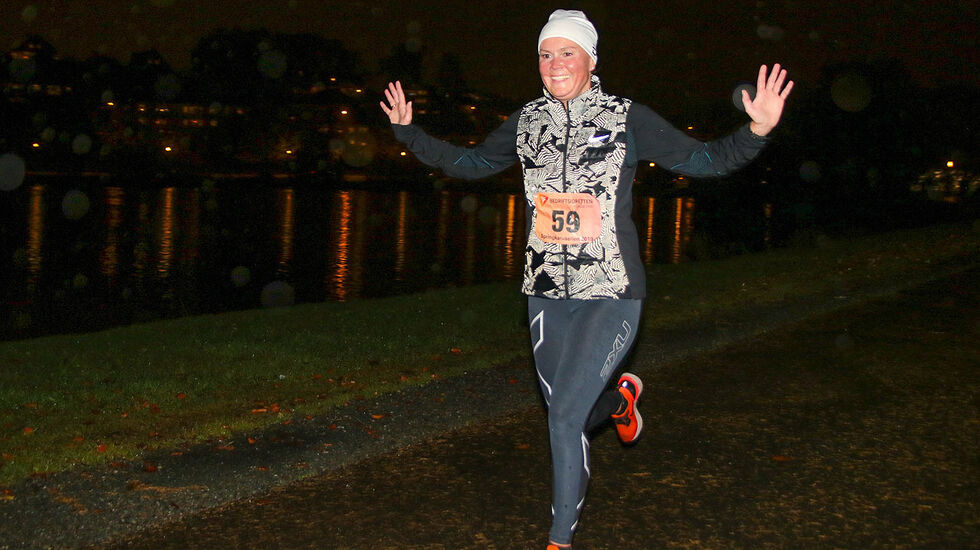 Rosa-Linn Laastad på full fart rundt Tveitevatnet i det forrige løpet i Springkarusellen