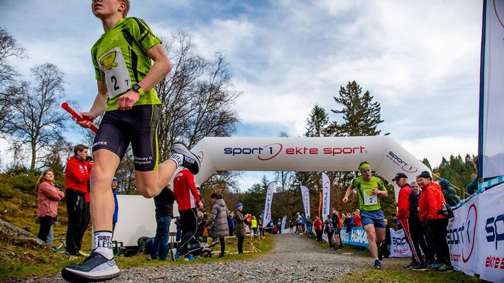 Laget til Osterøy Il 1. Lag Skigruppa løper inn til en klar stafettseier (foto: Eivind Helland Marienborg).