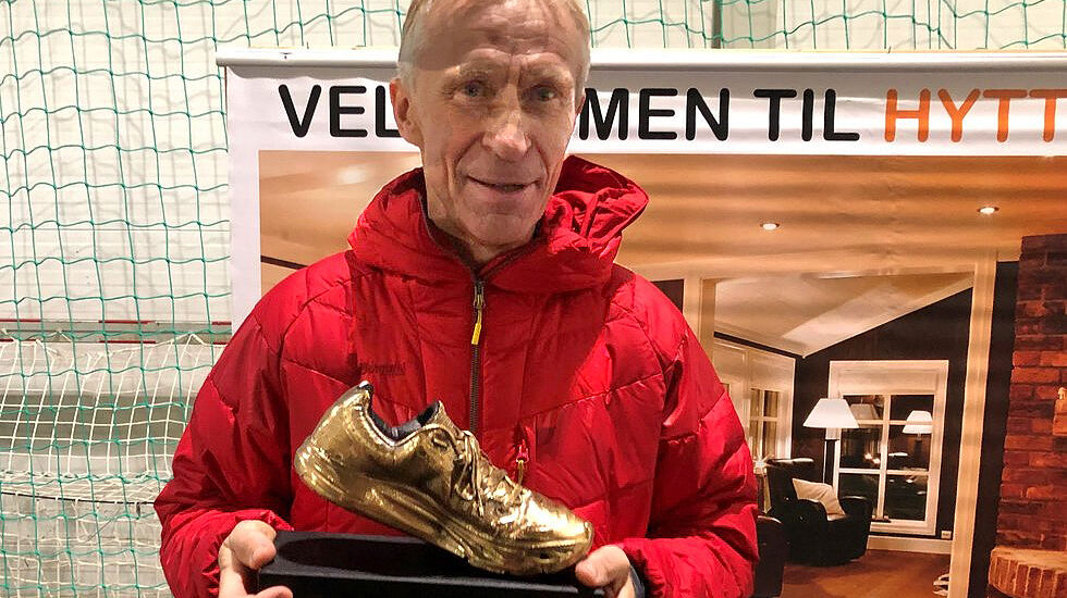 Gullskovinner: Kristen Aaby mottok beviset på at han ble årets langdistanseløper, veteran, i 2018 under Hytteplanmila nå i helga. Foto: Trond Hansen