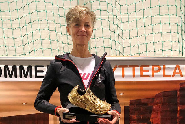 Gullskovinner: Nina Wavik Ytterstad mottok gullskoen som bevis på at hun ble årets langdistanseløper, veteran, i 2018 under Hytteplanmila i helga. Foto: Trond Hansen