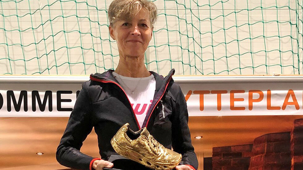 Gullskovinner: Nina Wavik Ytterstad mottok gullskoen som bevis på at hun ble årets langdistanseløper, veteran, i 2018 under Hytteplanmila i helga. Foto: Trond Hansen