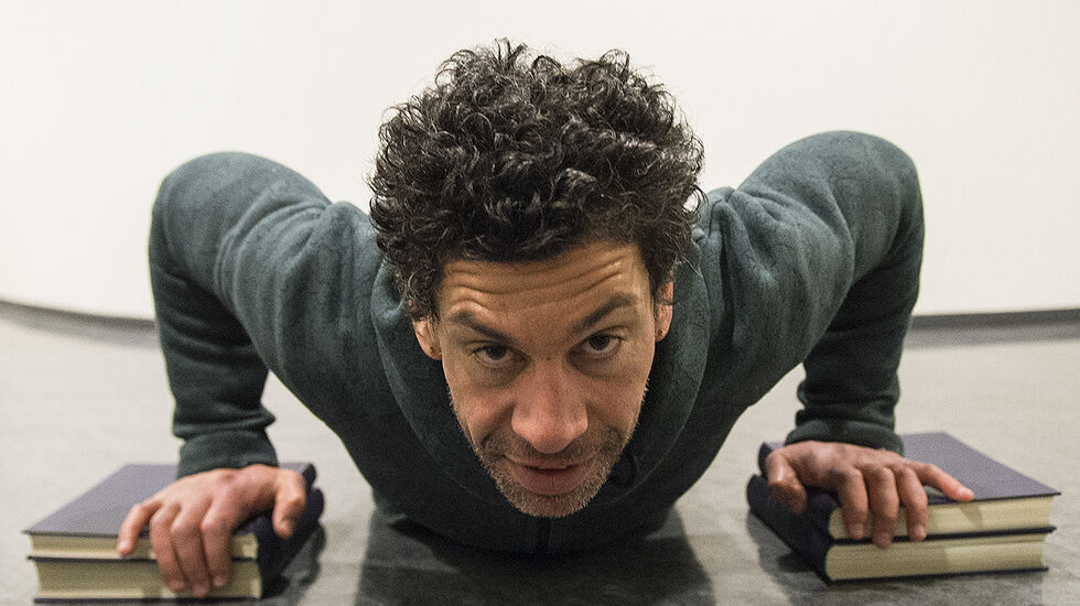 Yngvar Andersen demonstrerer treningsøvelser man enkelt kan gjøre hjemme. (Alle foto: Bjørn Johannessen)