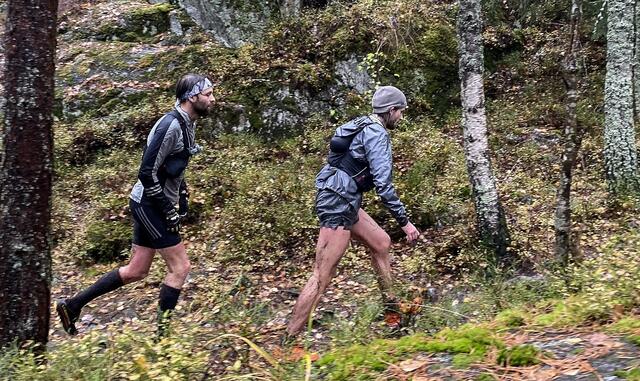 TETEN: Sindre Buraas (t.v) og Patrick Stangbye (t.h.) holdt følge helt til det kun var to-tre km igjen. Foto: Gildwen Le Ferrec.