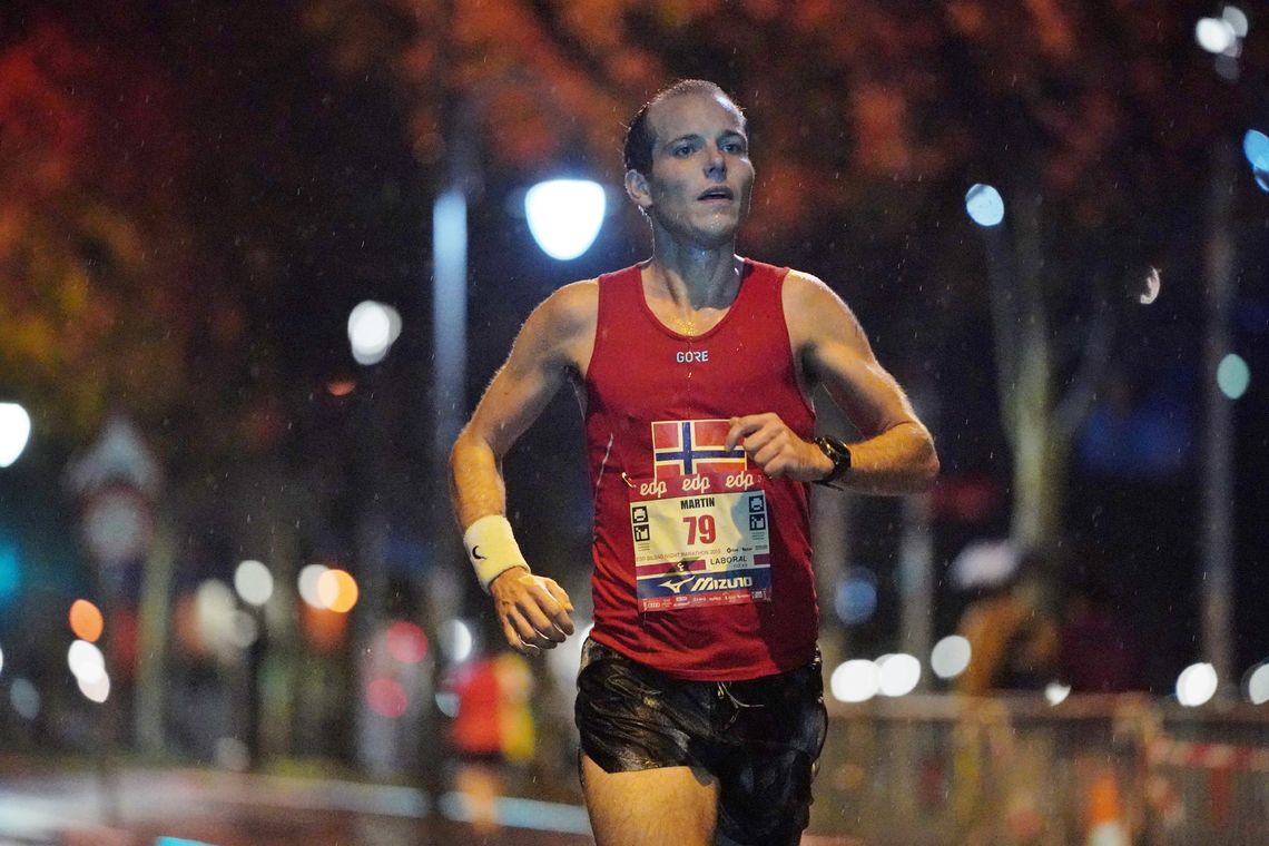 Martin Viksund underveis i et vått men artig maraton i Bilbao. (Privat foto)