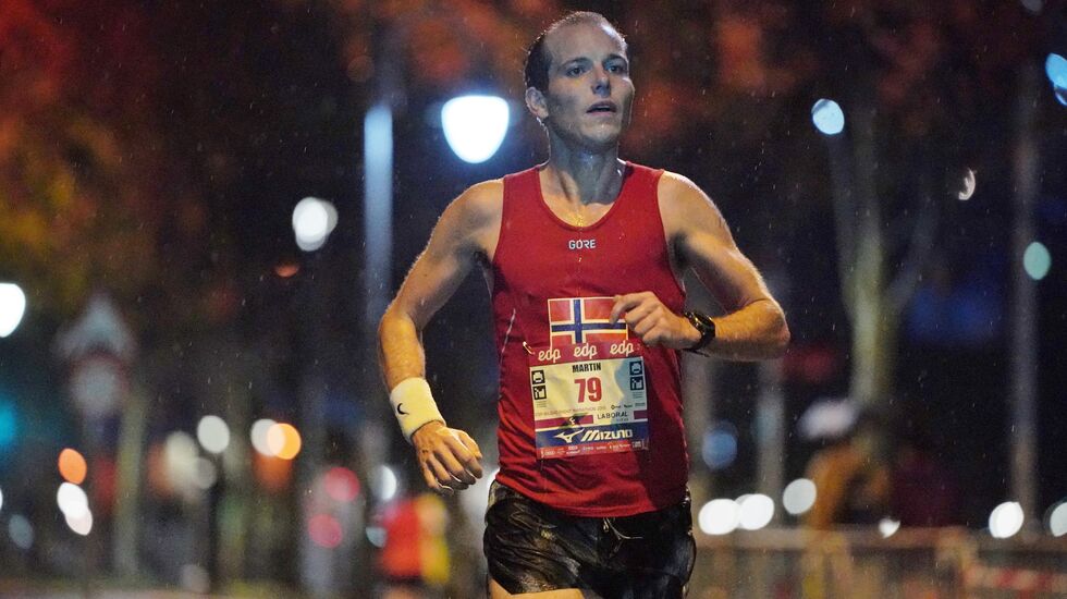 Martin Viksund underveis i et vått men artig maraton i Bilbao. (Privat foto)