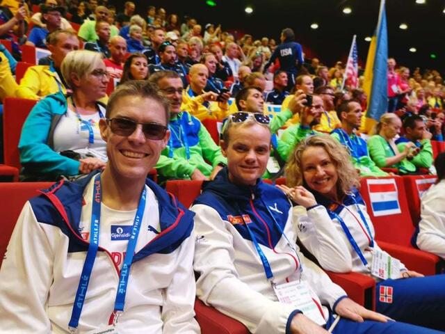 Fra åpningsseremonien til VM 24-timers i franske Albi i 2019, der vi ser Jo Inge Norum, Bjørn Tore Taranger og Therese Falk, tre av de som er tatt ut til VM også til mesterskapet i 2021. (Foto: Aina Nygård)