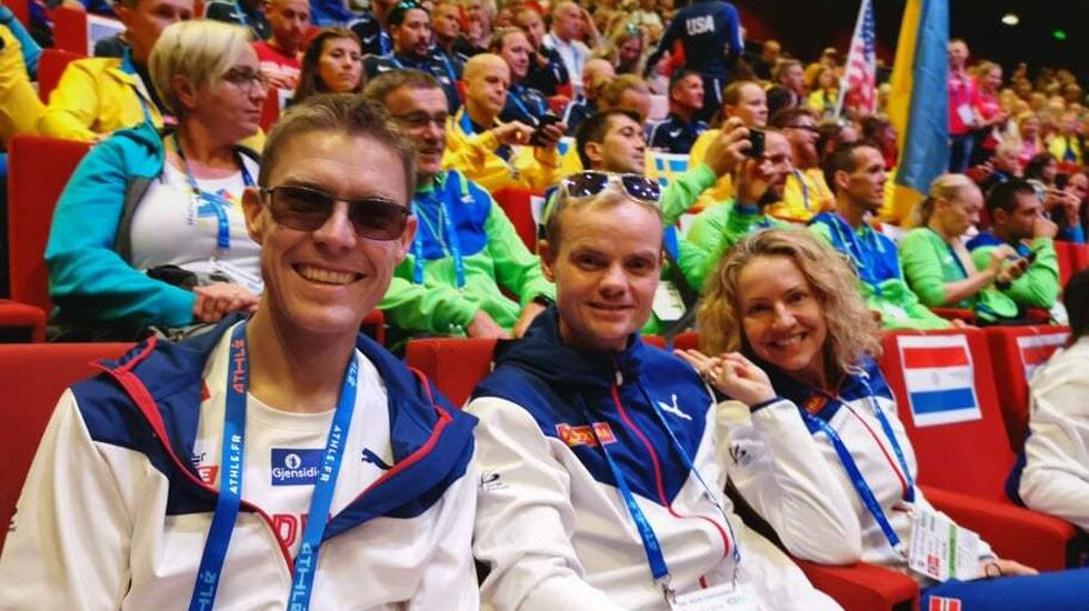 Fra åpningsseremonien til VM 24-timers i franske Albi i 2019, der vi ser Jo Inge Norum, Bjørn Tore Taranger og Therese Falk, tre av de som er tatt ut til VM også til mesterskapet i 2021. (Foto: Aina Nygård)