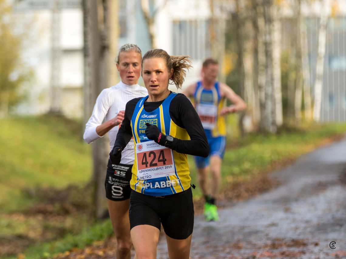 Etter 5 km har Heidi Dietrichson Pharo fortsatt følge av Marthe Kathrine Myhre. Men Heidi var klart sterkest av dem på Lørenskog. (Foto: Sylvain Cavatz) 