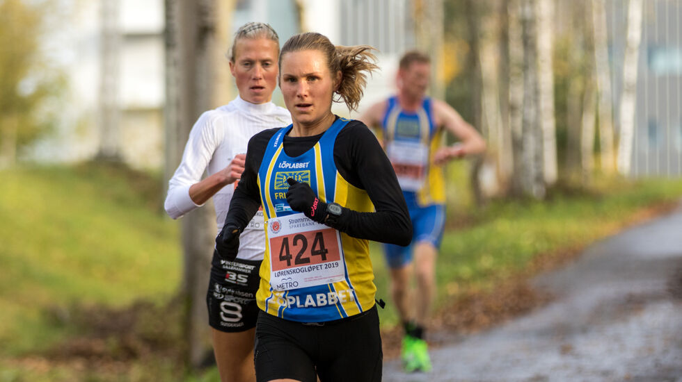 Etter 5 km har Heidi Dietrichson Pharo fortsatt følge av Marthe Kathrine Myhre. Men Heidi var klart sterkest av dem på Lørenskog. (Foto: Sylvain Cavatz) 