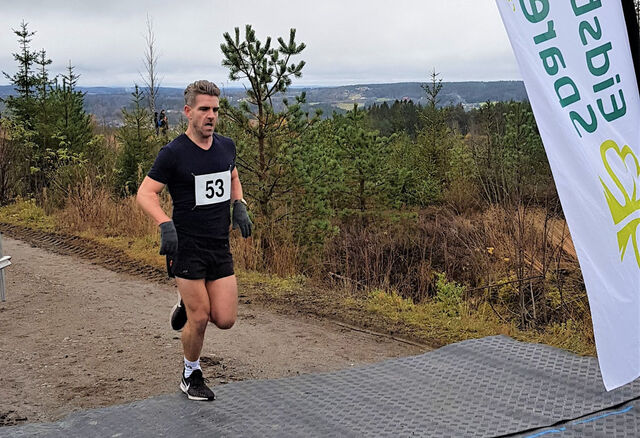 Håvard Solberg, Skimt, i mål som raskeste løper på en sterk tid 7:35 i det 1850m lange motbakkeløpet med 140m samlet stigning til toppen på Høytorp Fort. Håvard var kun 11 sek. bak løyperekoden på 7:24 som Markus Holter satte i 2015. Foto Anders Jacobsen