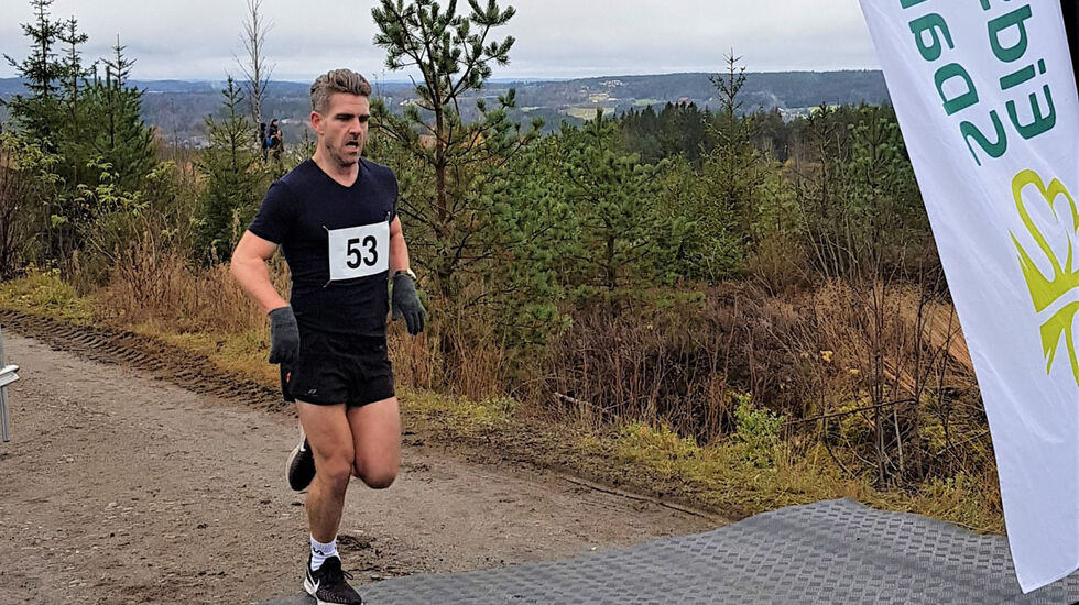 Håvard Solberg, Skimt, i mål som raskeste løper på en sterk tid 7:35 i det 1850m lange motbakkeløpet med 140m samlet stigning til toppen på Høytorp Fort. Håvard var kun 11 sek. bak løyperekoden på 7:24 som Markus Holter satte i 2015. Foto Anders Jacobsen