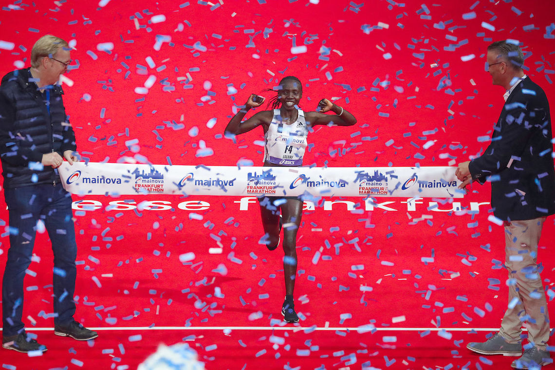 Valary Aiyabei fra Kenya satte ny løyperekord i Frankfurt Marathon, og ble første kvinne til å løpe under 2:20 i den tyske storbyen. (Arrangørfoto)