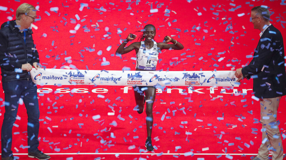 Valary Aiyabei fra Kenya satte ny løyperekord i Frankfurt Marathon, og ble første kvinne til å løpe under 2:20 i den tyske storbyen. (Arrangørfoto)