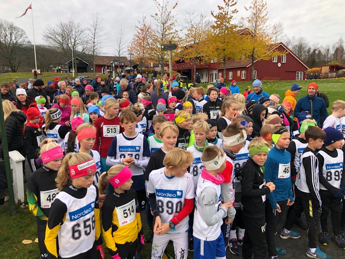 164 av de 555 som fullførte Lommedalen rundt løp det 3 km lange barneløpet. Her venter de på startskuddet. (Arrangørfoto)