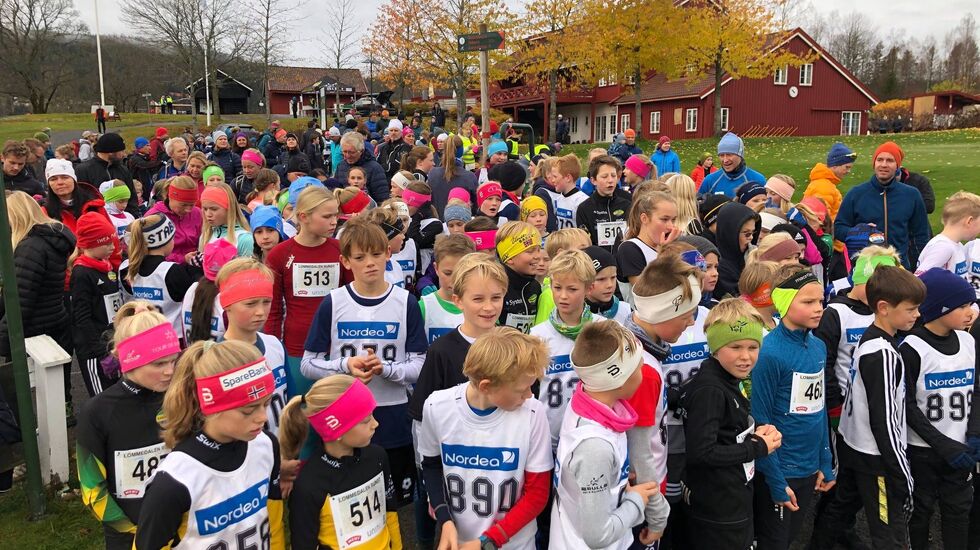 164 av de 555 som fullførte Lommedalen rundt løp det 3 km lange barneløpet. Her venter de på startskuddet. (Arrangørfoto)