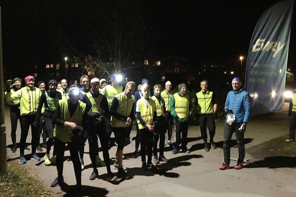 24 aktive stod klare da Pål-Erik Langøigjelten kunne ønske velkommen til en ny sesong med Gå-joggens vintertilbud i regi av Evry BIL. (Foto fra Gå-jogens facebookside)