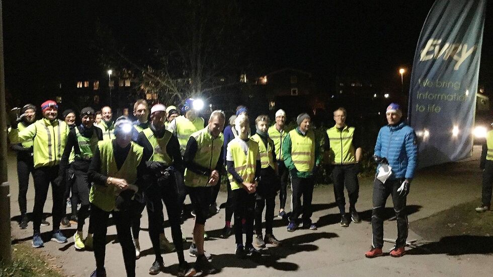 24 aktive stod klare da Pål-Erik Langøigjelten kunne ønske velkommen til en ny sesong med Gå-joggens vintertilbud i regi av Evry BIL. (Foto fra Gå-jogens facebookside)