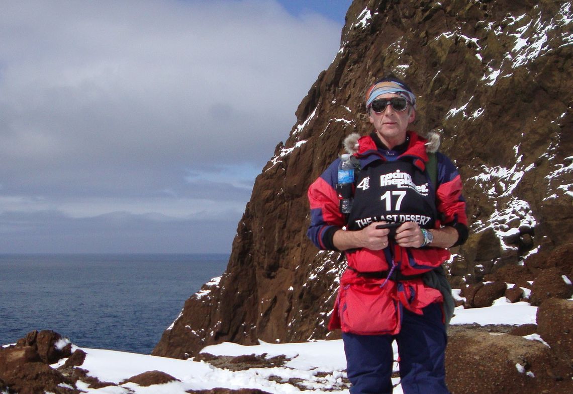 Ultraløperen: Gunnar «Trailrunner» tar seg tid til å nyte påskestemningen på kraterkanten på Decetion-øya i et ultraløp i Antarktis. (Foto: Privat)