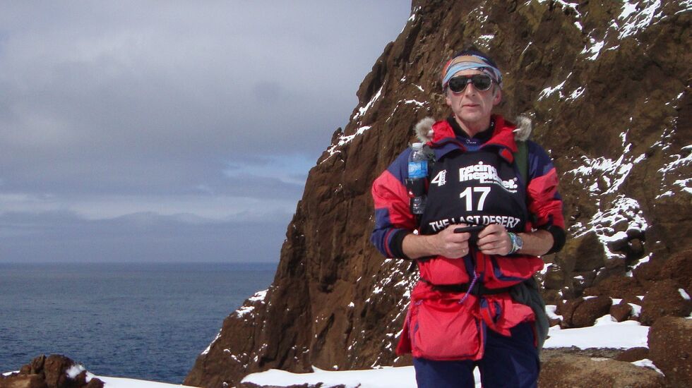 Ultraløperen: Gunnar «Trailrunner» tar seg tid til å nyte påskestemningen på kraterkanten på Decetion-øya i et ultraløp i Antarktis. (Foto: Privat)