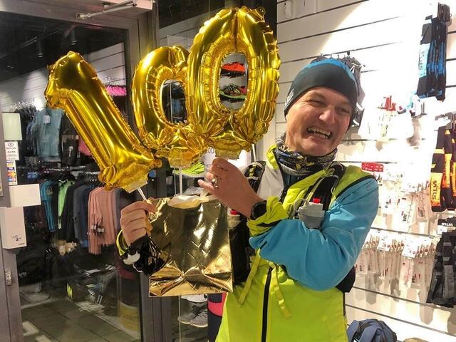 Ragnar Nygård ble hyllet av gode løpsvenner etter å ha fullført sitt ultraløp nummer 100, 15 år etter at han begynte å løpe. (Privat foto)