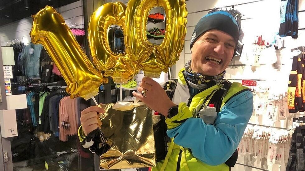 Ragnar Nygård ble hyllet av gode løpsvenner etter å ha fullført sitt ultraløp nummer 100, 15 år etter at han begynte å løpe. (Privat foto)