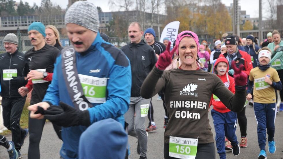 Hege Jeanette Henriksen i kjent engasjert stil. Hun driver gruppen og siden - Kvinner med bart - de løper hele i hele movember. Foto: Barteløpet Oslo