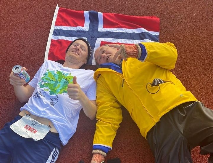 En glad Simen Holvik etter løpet sammen med faren Audun. (Foto: Luke Shervey)