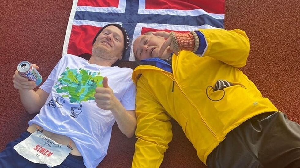 En glad Simen Holvik etter løpet sammen med faren Audun. (Foto: Luke Shervey)