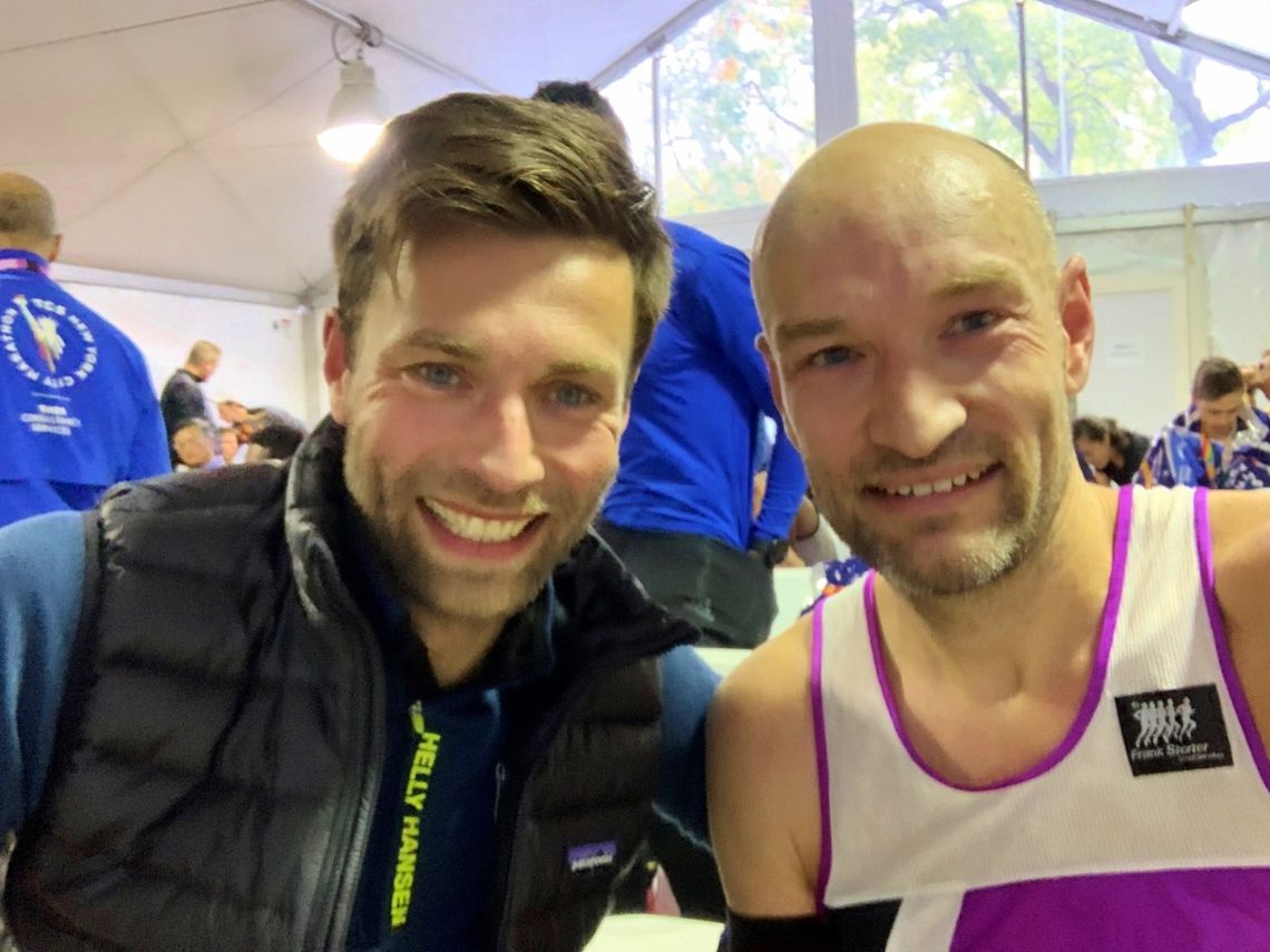 Eirik Gundersen og Jann Post var raskest av de norske i årets TCS New York City Marathon. Bilder er tatt i teltet for sub-eliten etter målgang. (Privat foto)